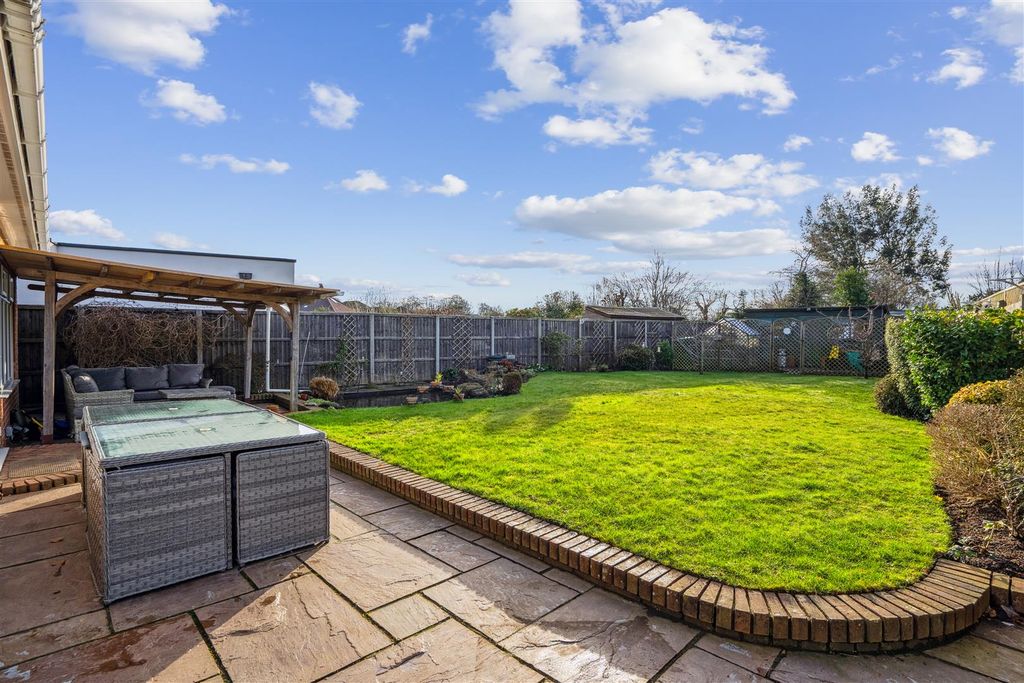 Additional image 20 of 3 bed detached bungalow for salePulens Crescent, Petersfield GU31