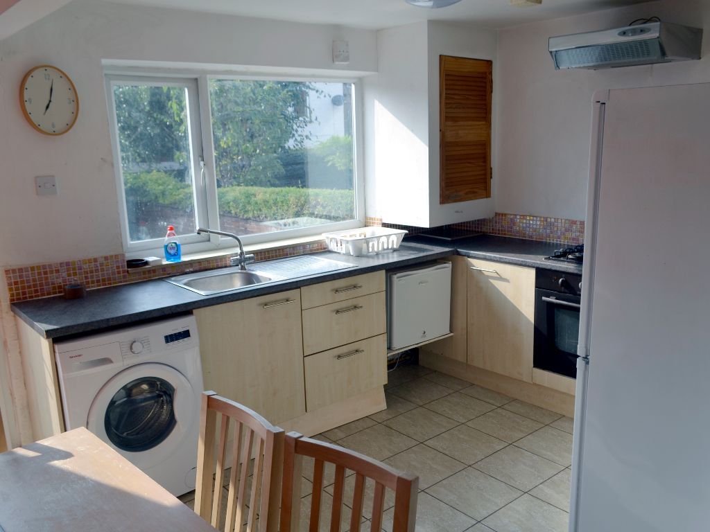 Property photo 3 of 8 Kitchen 
