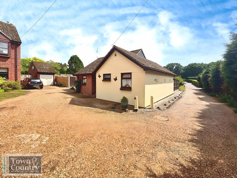 Property photo 2 of 23 Conifer Close