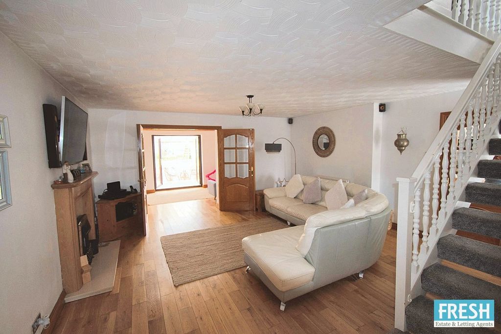 Property photo 3 of 32