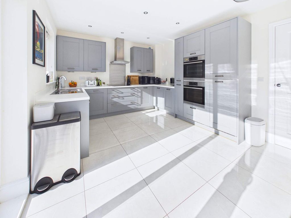 Property photo 3 of 18 Kitchen