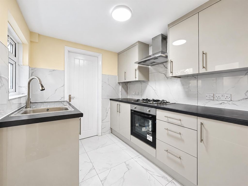 Property photo 2 of 10 Kitchen