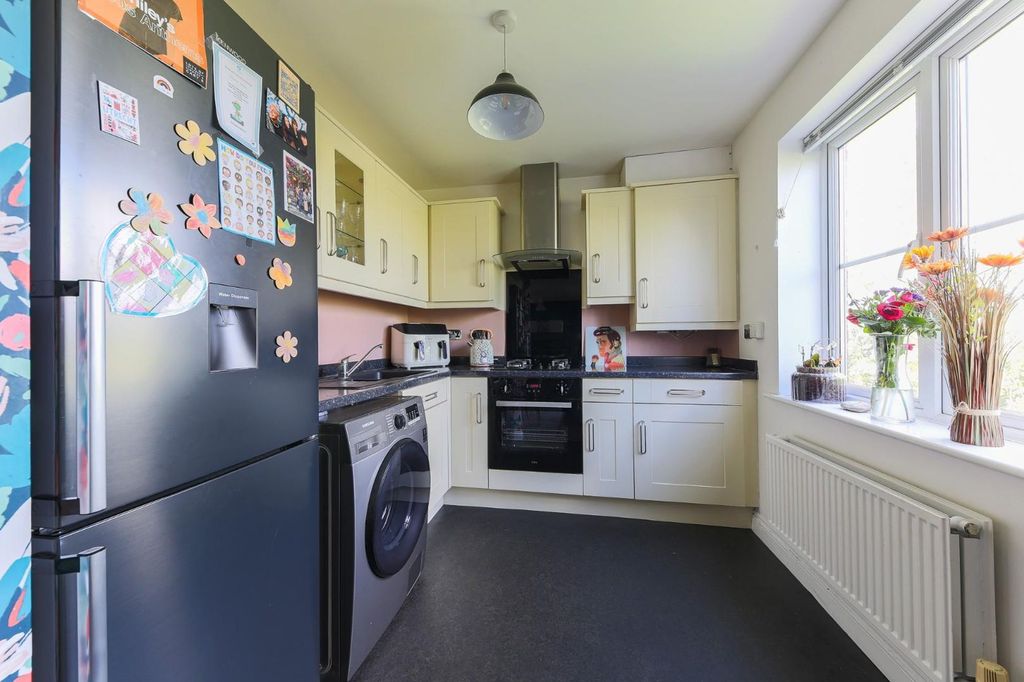 Property photo 3 of 11 Kitchen