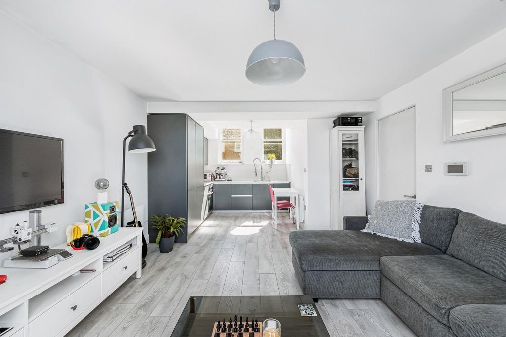 Property photo 1 of 8 Tff - 82 Glenthorne Road-5.Jpg