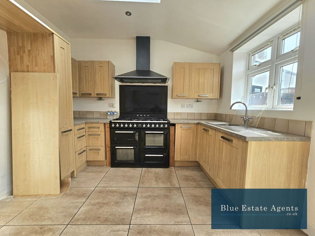 Property photo 2 of 17 Kitchen