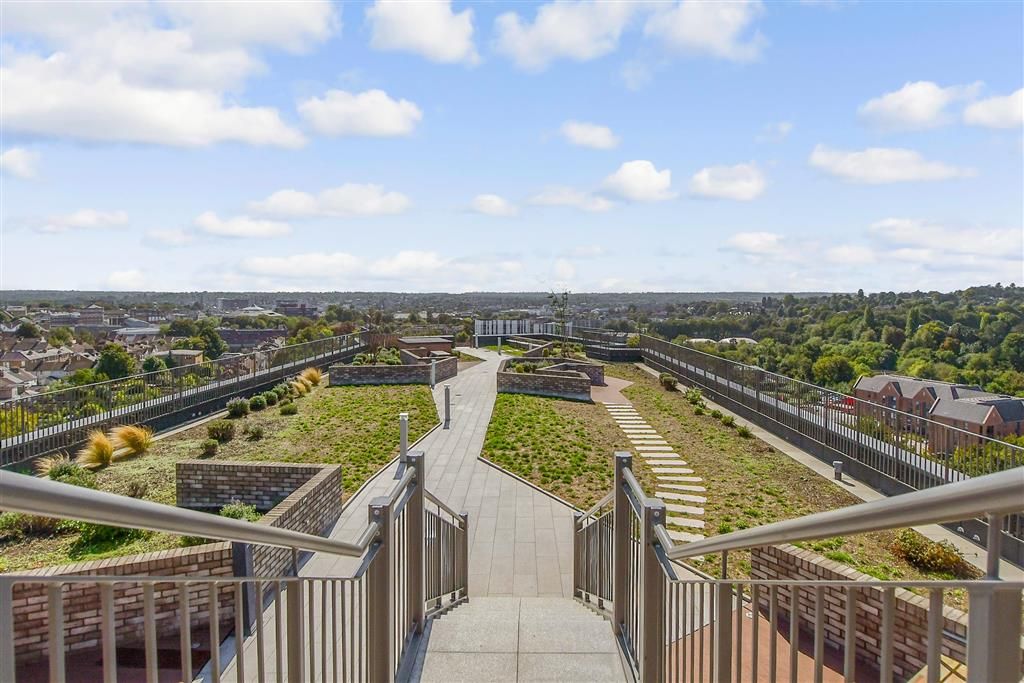 Property photo 2 of 17 Communal Gardens