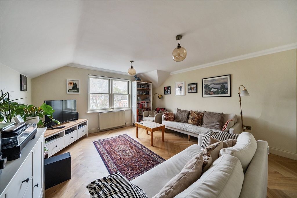 Property photo 2 of 18 Lounge