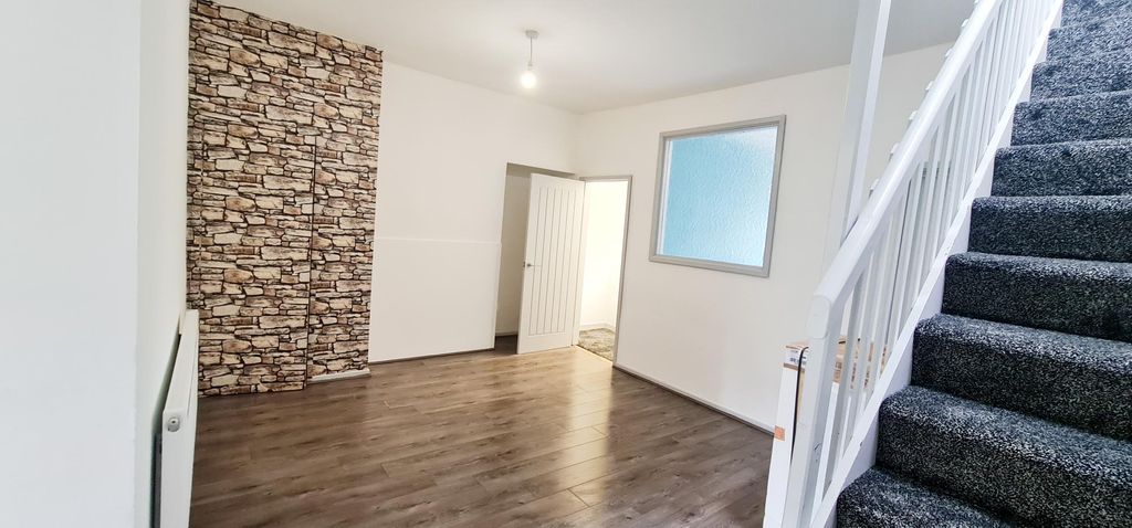 Property photo 1 of 7 Living Room