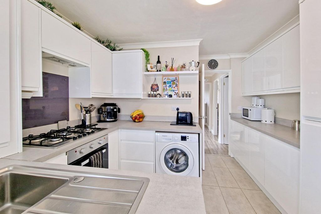 Property photo 3 of 8 Kitchen