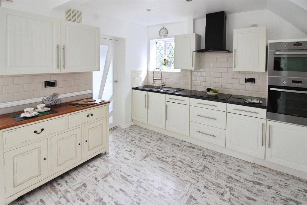 Property photo 3 of 22 Dining Kitchen