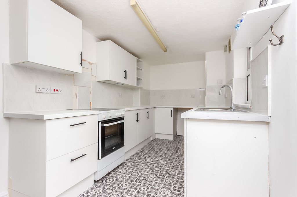 Property photo 3 of 9 Kitchen