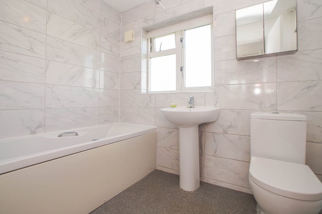 Property photo 3 of 17 Bathroom