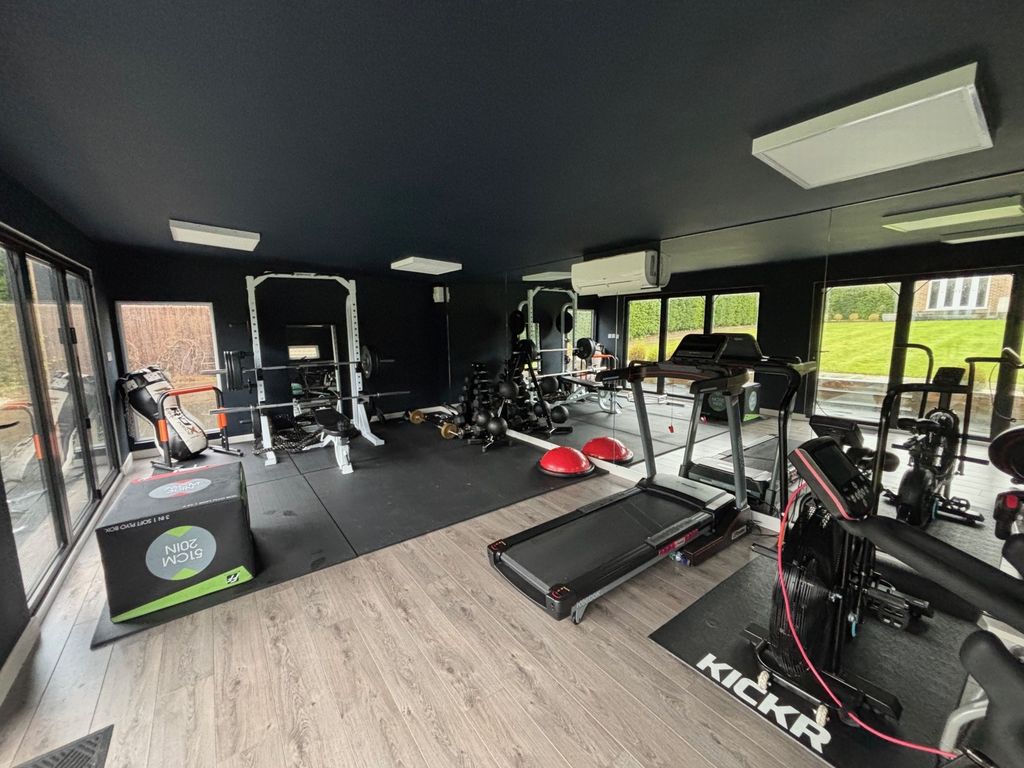 Property photo 1 of 7 Photo 4