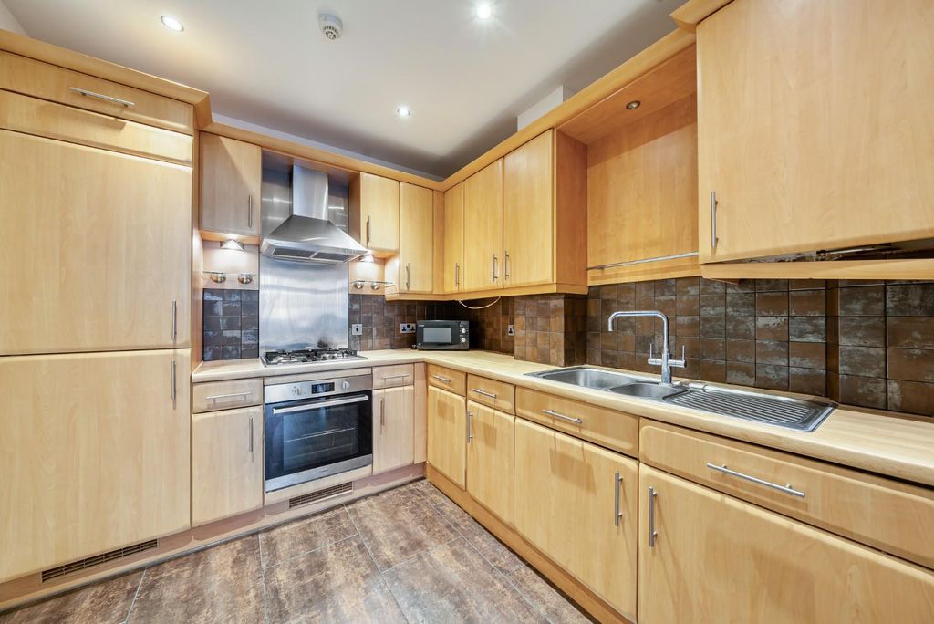 Property photo 1 of 11 1-6986007076F57-1409991-1-6984A8A0c4323-1.Jpg