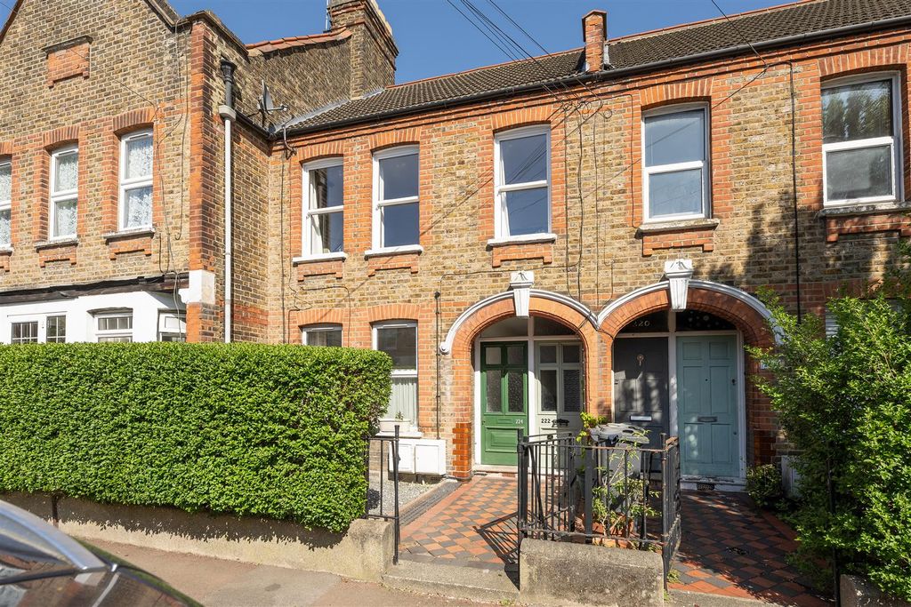 Property photo 1 of 17 Fleeming Road, E17