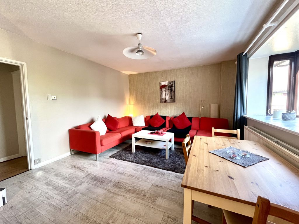Property photo 3 of 11 Lounge