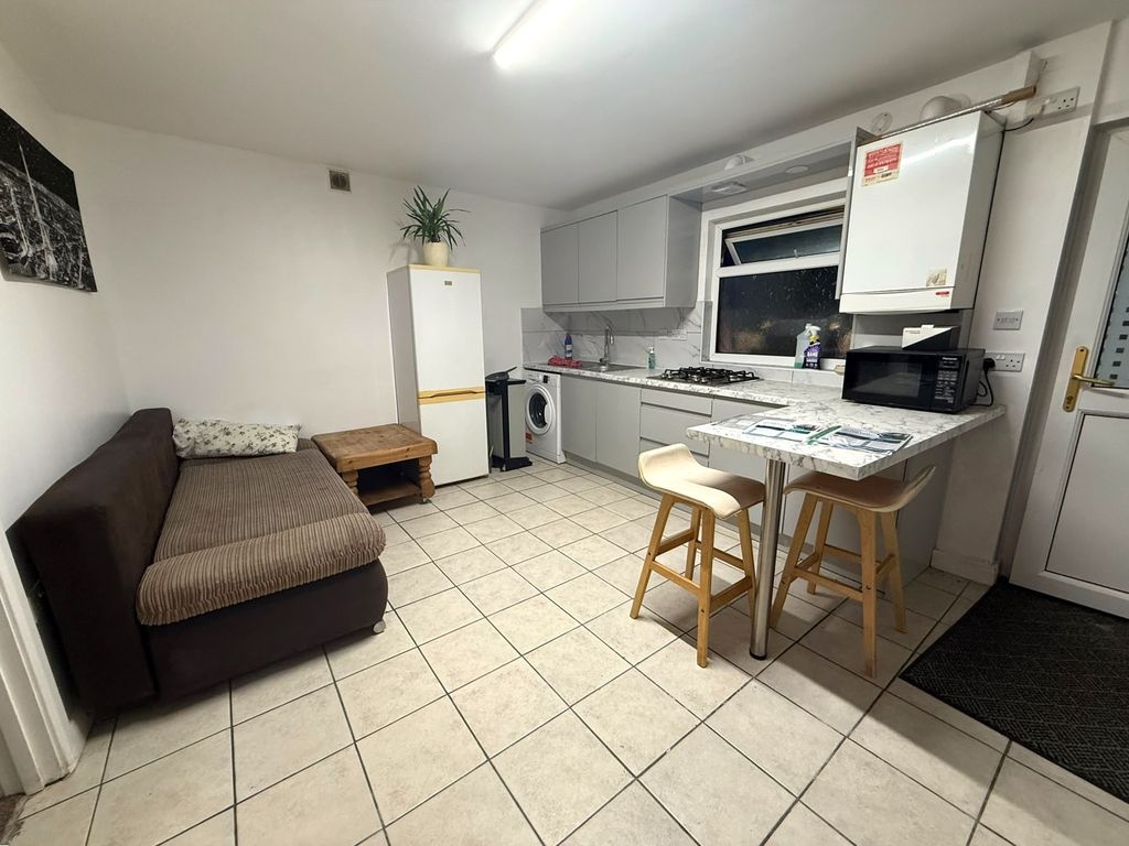 Property photo 1 of 7 Furnished 2-Bedroom Flat With Bills Included - Cardington Square, Hounslow, Tw4 6Ah