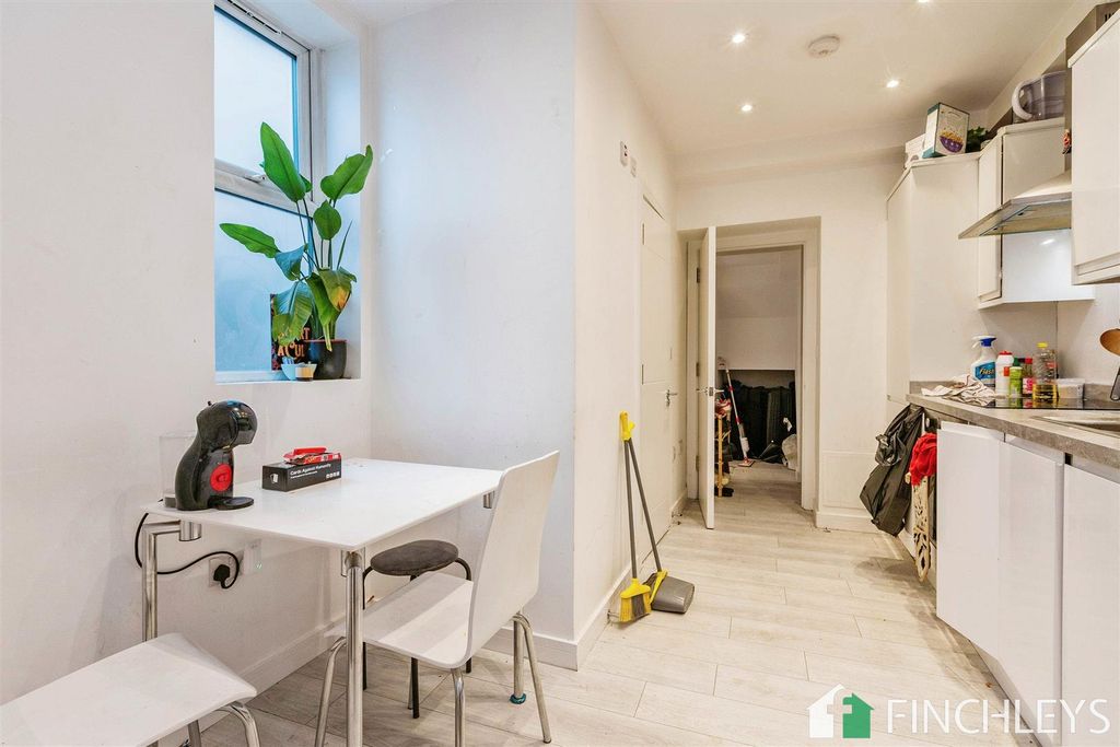 Property photo 3 of 10 Flat2262Regentsparkroadlondonn33Hn-20.Jpg