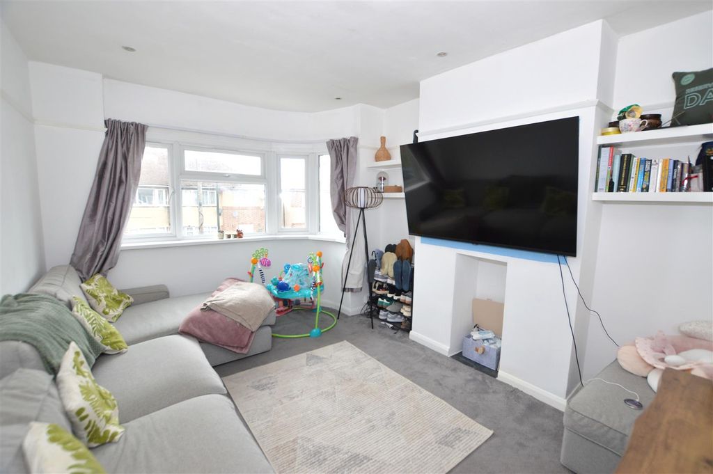 Property photo 2 of 9 72 Redfern Ave Lounge Apr 26.Jpg