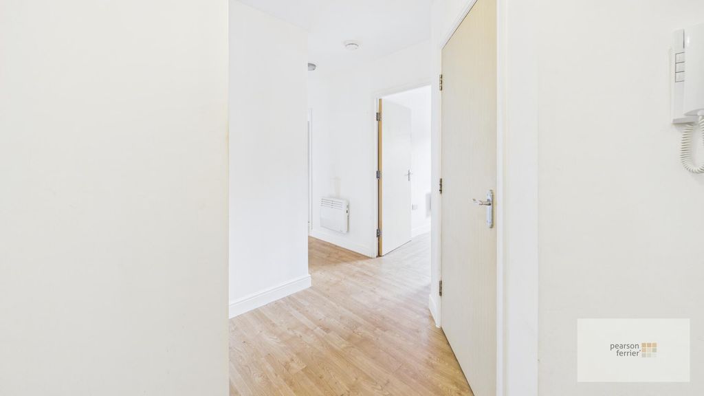 Property photo 2 of 7 Hallway