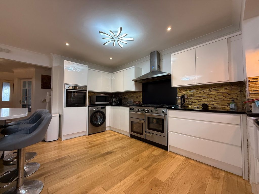 Property photo 3 of 18 Kitchen