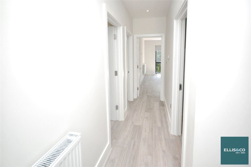 Property photo 2 of 8 Picture No. 11