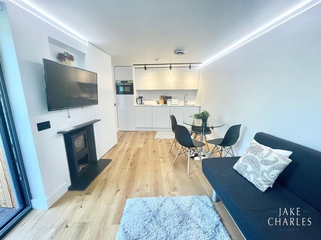 Property photo 2 of 13 0Eba87c3-4F0E-4F7c-814B-343Bd8A61Bb1.Jpg