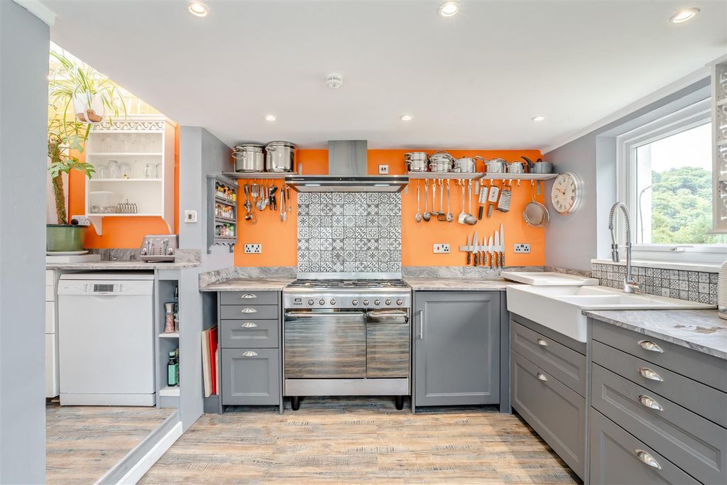 Property photo 2 of 27