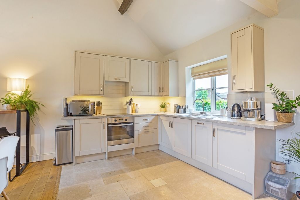 Property photo 3 of 18 .