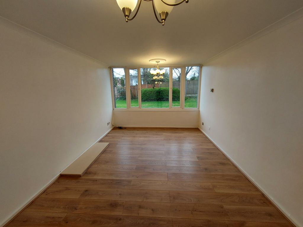 Property photo 3 of 6 Lounge