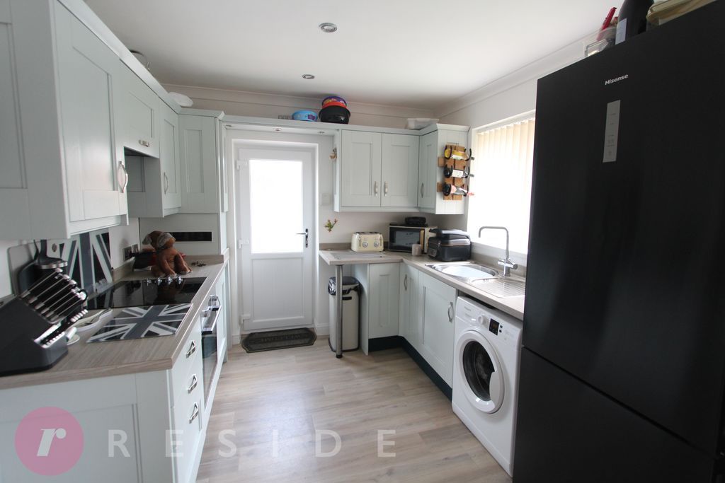 Property photo 3 of 14 Kitchen