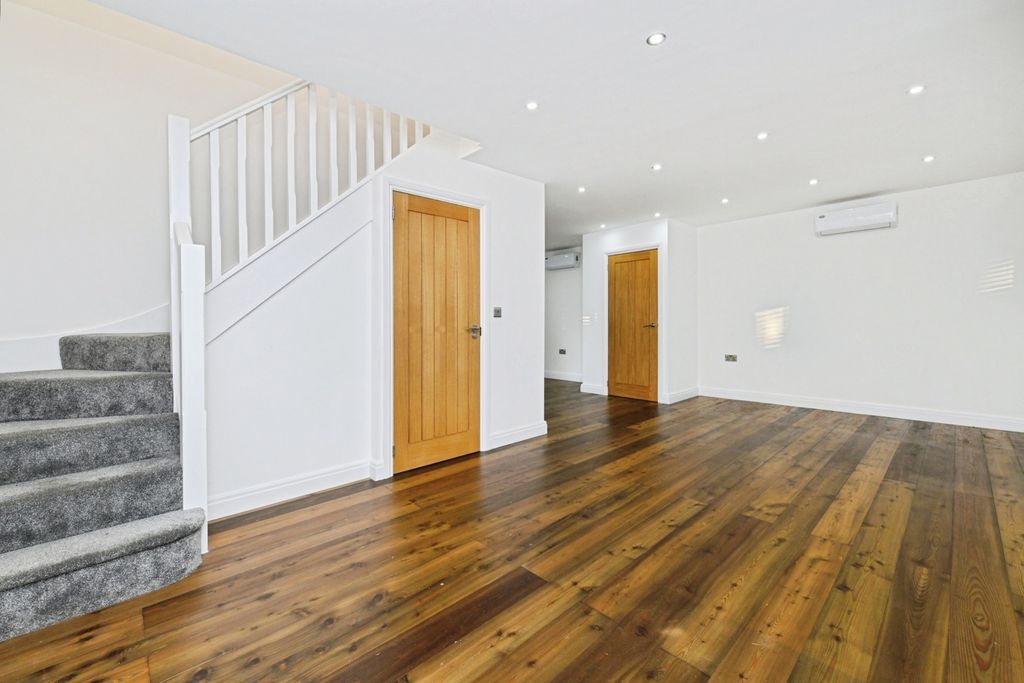 Property photo 3 of 22 Pbox-Img.Jpg