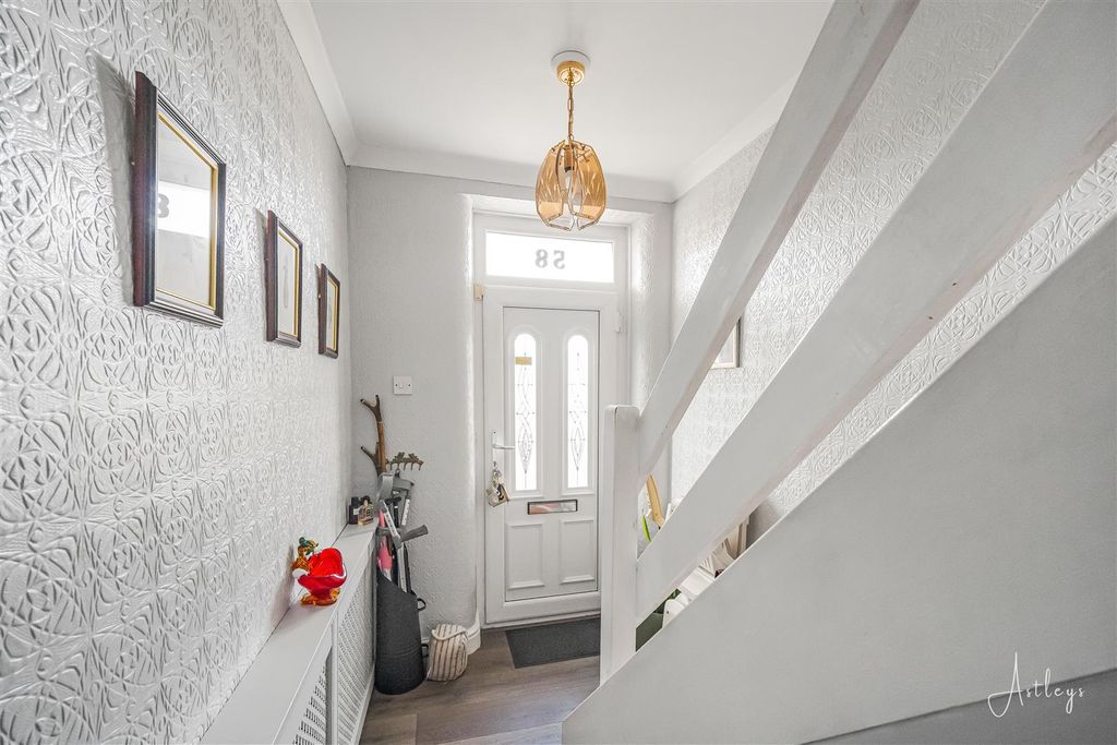 Property photo 2 of 18 Hallway