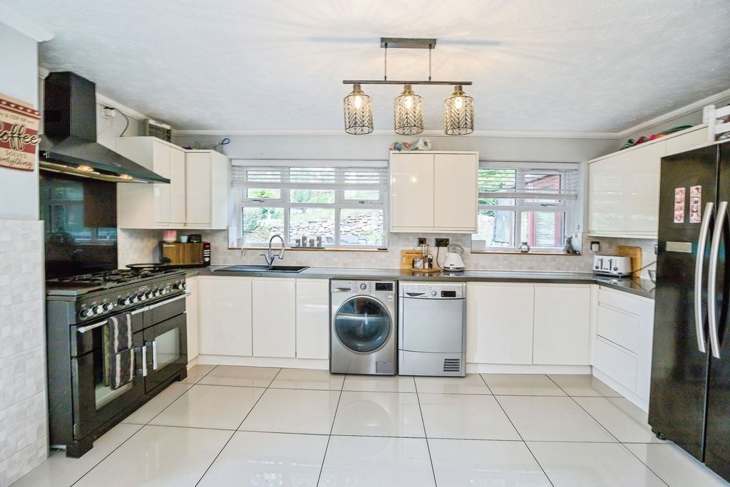 Property photo 3 of 28 Kitchen