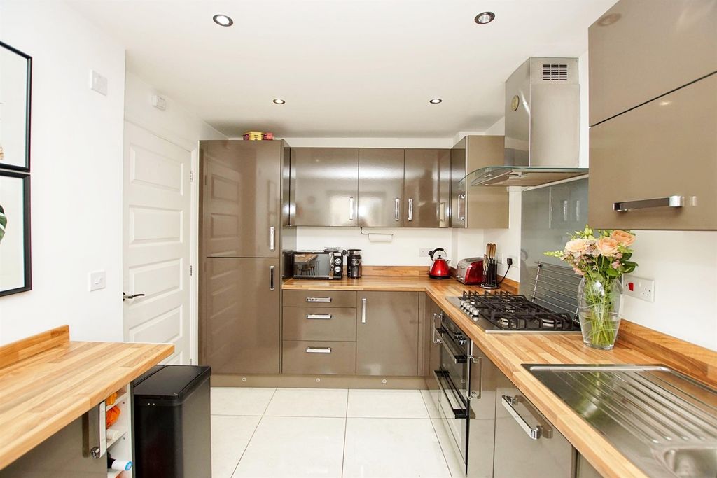 Property photo 3 of 11 Kitchen