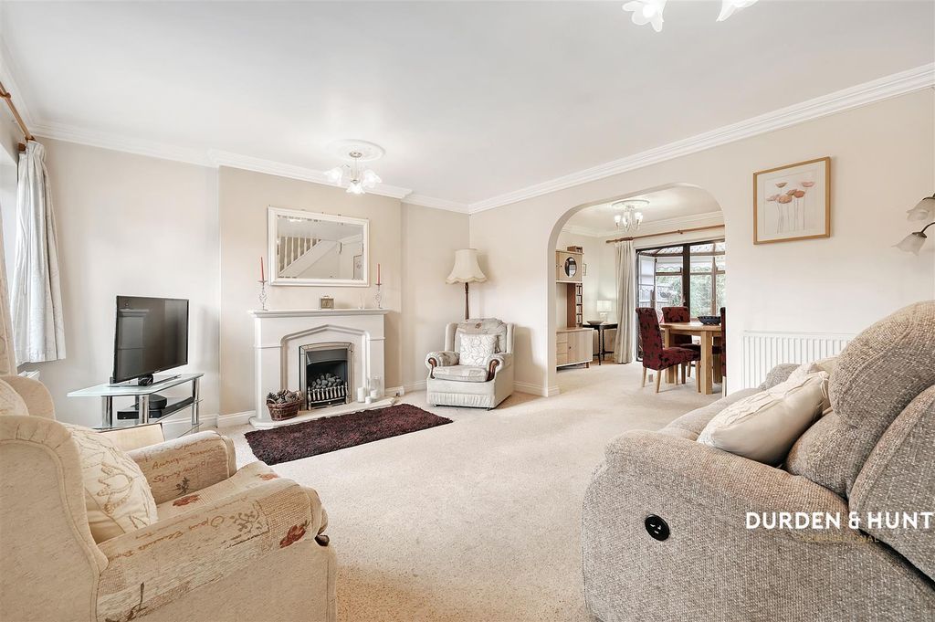 Property photo 2 of 26 Hyland Close