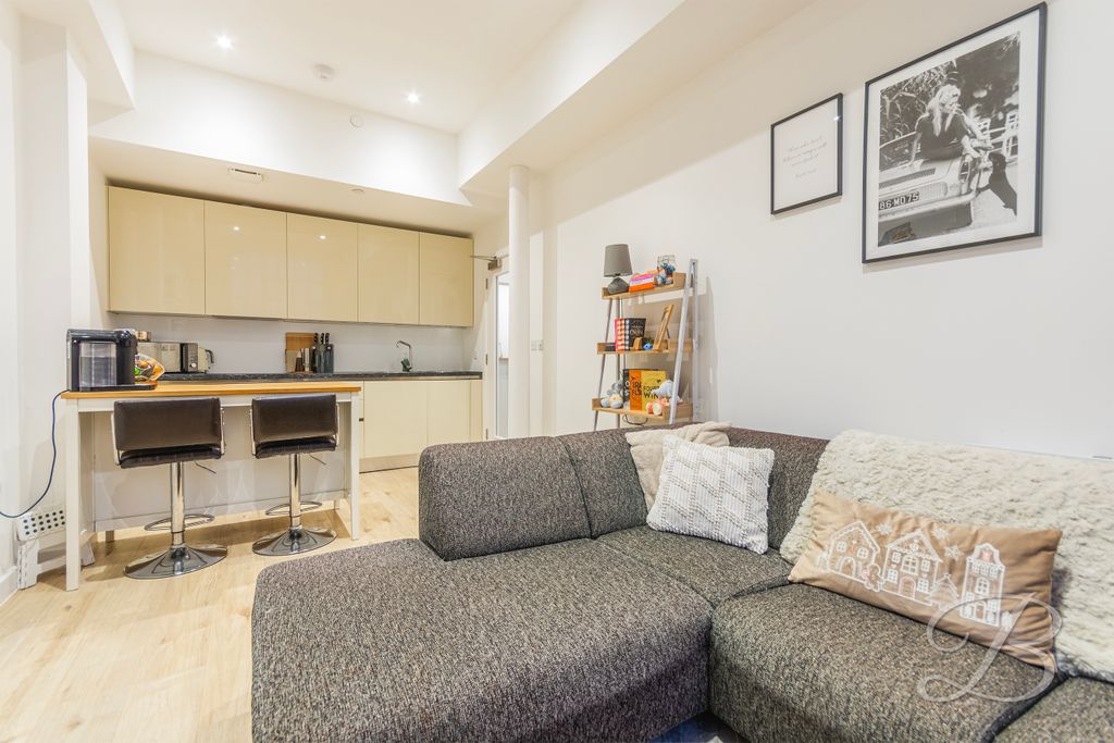 Property photo 2 of 23