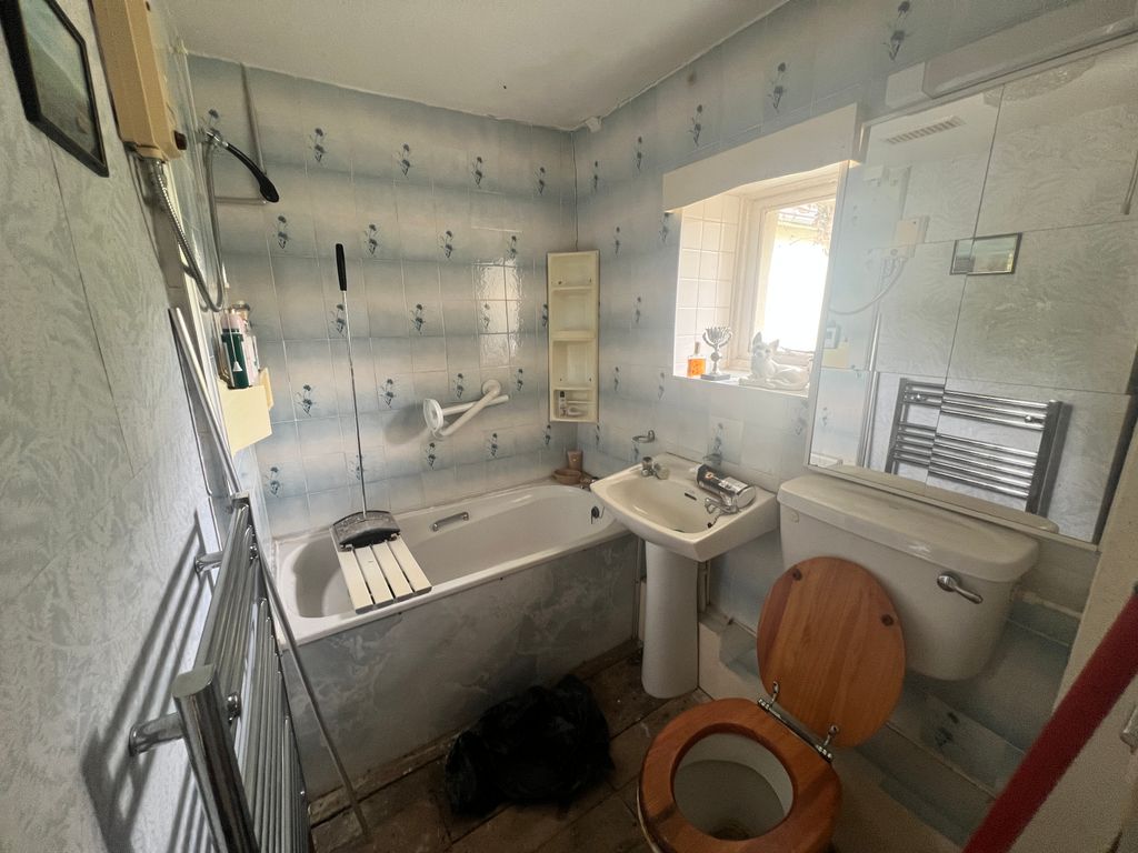 Property photo 3 of 18 Bathroom