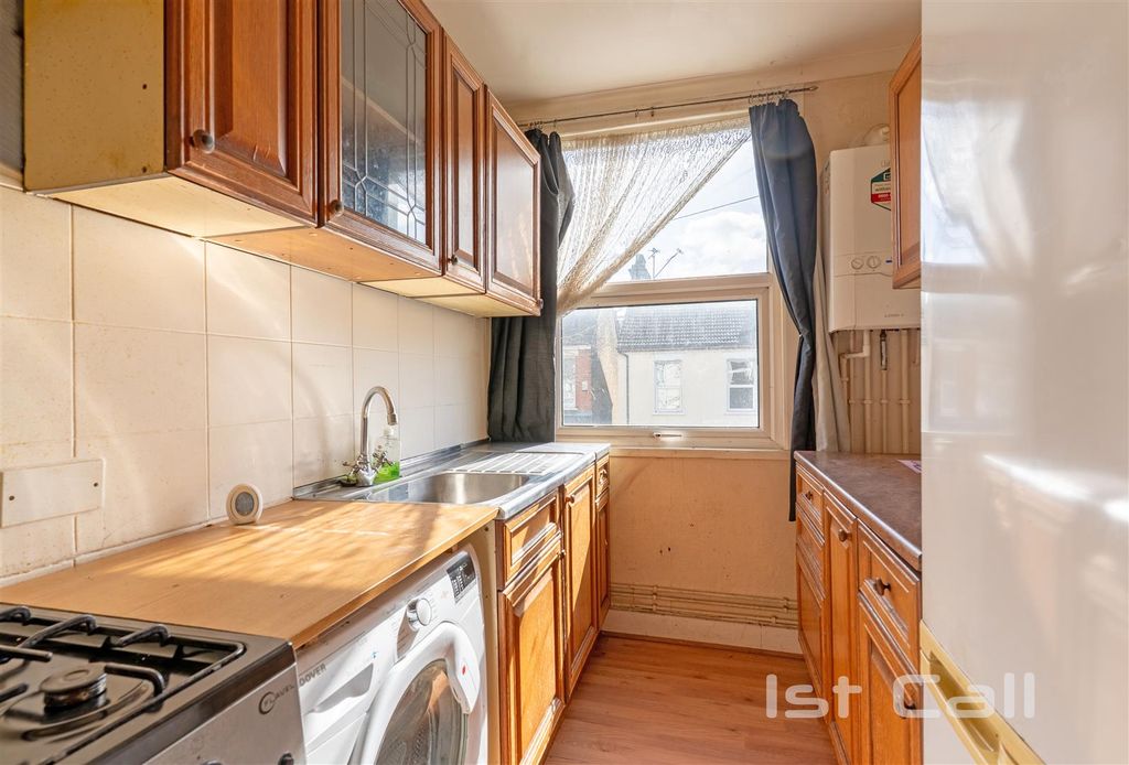 Property photo 3 of 7 Kitchen