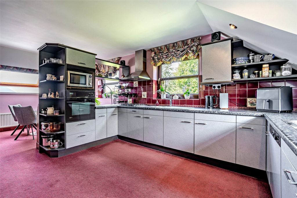 Property photo 3 of 19 Kitchen