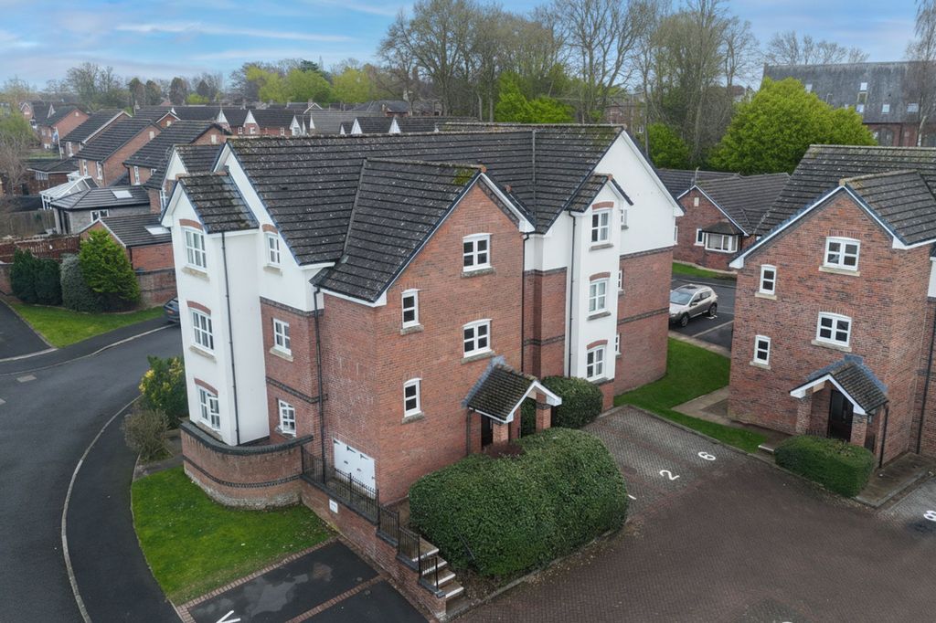 Property photo 2 of 11 Pennine View Close