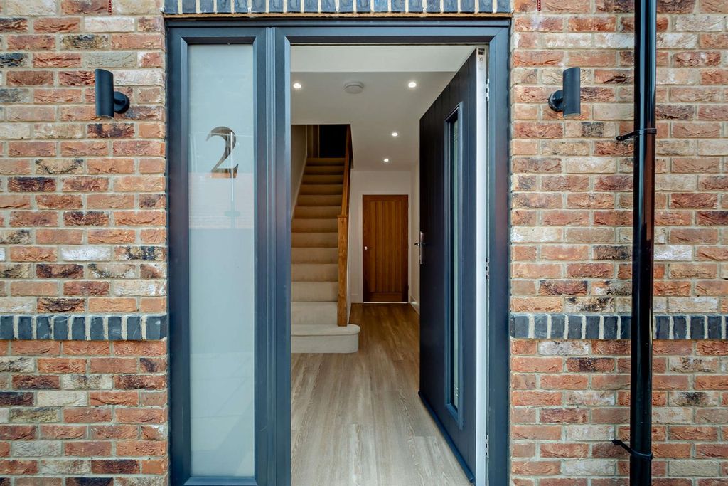 Property photo 3 of 36 8651678-Exterior01-800.Jpg