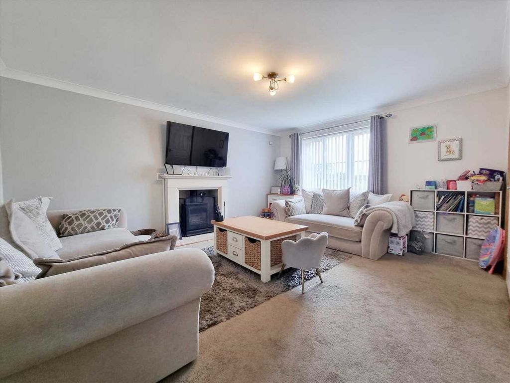 Property photo 2 of 15 Lounge: