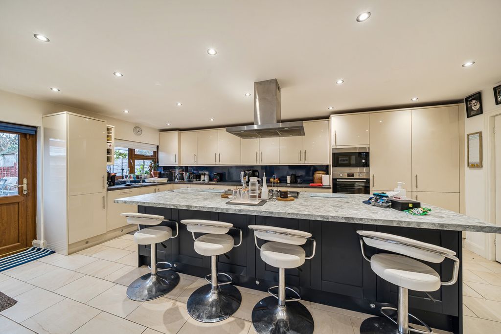 Property photo 3 of 27 1395941-19-695Fb5...