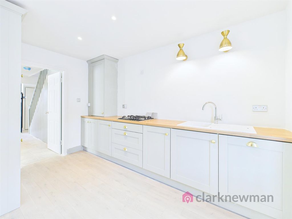 Property photo 3 of 17 Kitchen