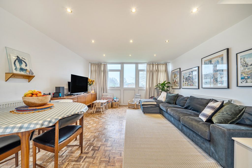 Property photo 3 of 18 Reception