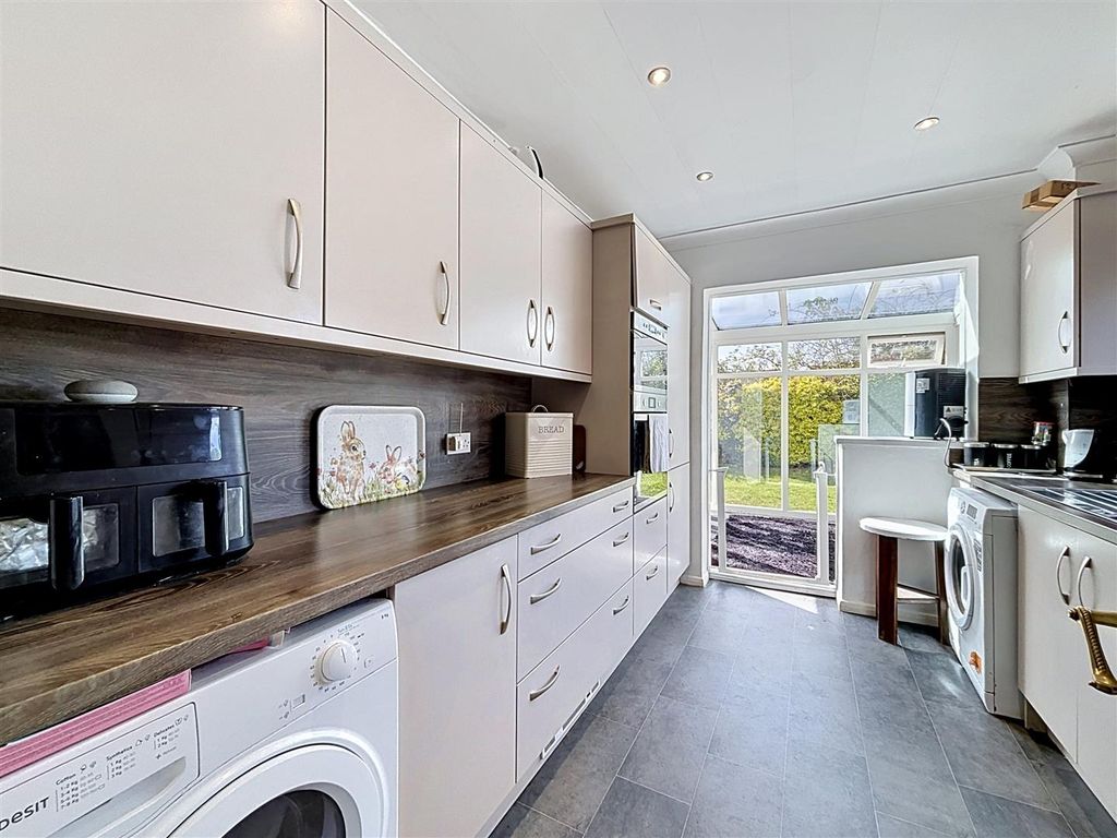 Property photo 3 of 19 Kitchen