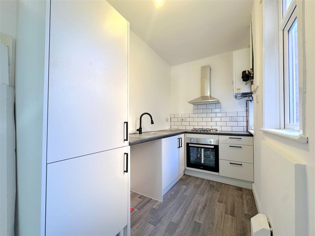 Property photo 2 of 7 Kitchen