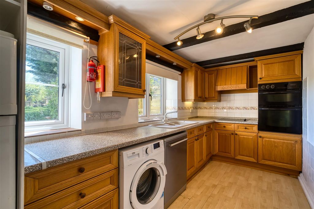 Property photo 3 of 11 Kitchen