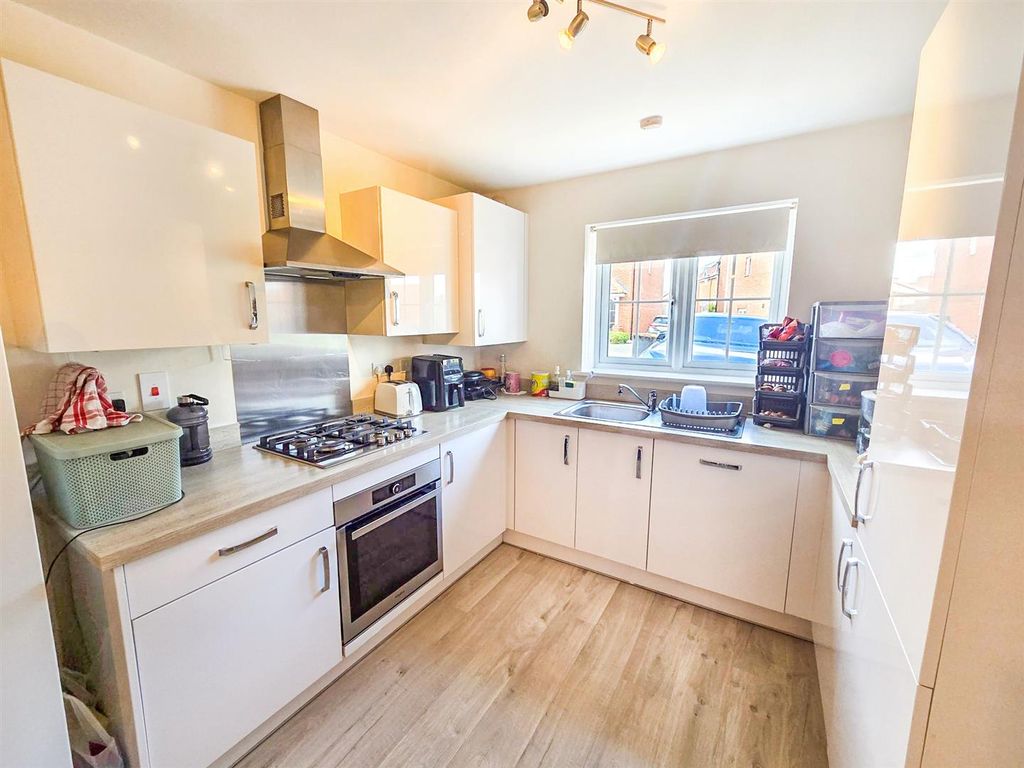 Property photo 3 of 12 Kitchen Area
